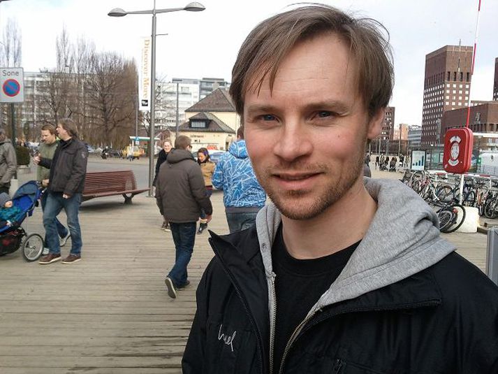 Ívar Örn Sverrisson leikari er fluttur með fjölskylduna til Osló og strax farinn að sýna á norsku leiksviði.