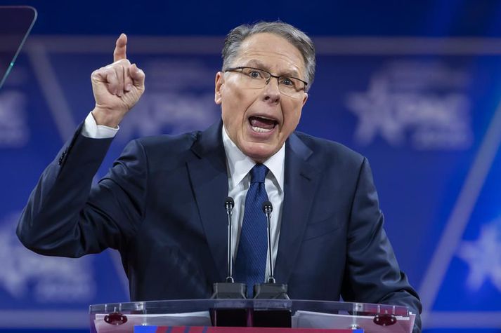 Wayne LaPierre, forstjóri NRA, í ræðupúlti á ráðstefnu bandarískra íhaldsmanna í febrúar. Hann er sagður hafa endurgreitt ferðakostnað sem hann rukkaði samtökin fyrir. Dómsmálaráðherra New York hefur sakað hann og aðra stjórnendur NRA um sjálftöku úr sjóðum samtakanna um áratugaskeið.