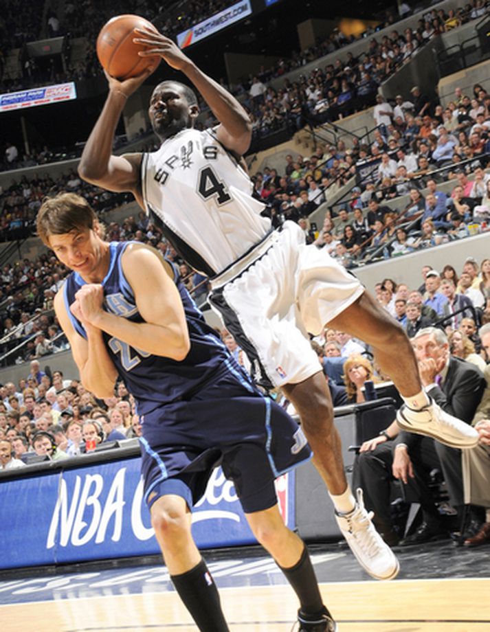 Kyle Korver brýtur hér á Michael Finley í leik Utah og San Antonio í nótt.