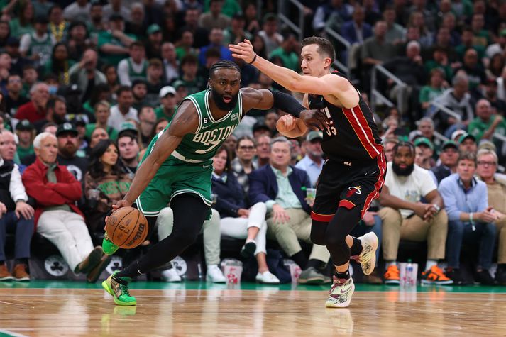 Miami Heat og Boston Celtics eigast við í úrslitum Austurdeildar NBA-deildarinnar í kvöld.