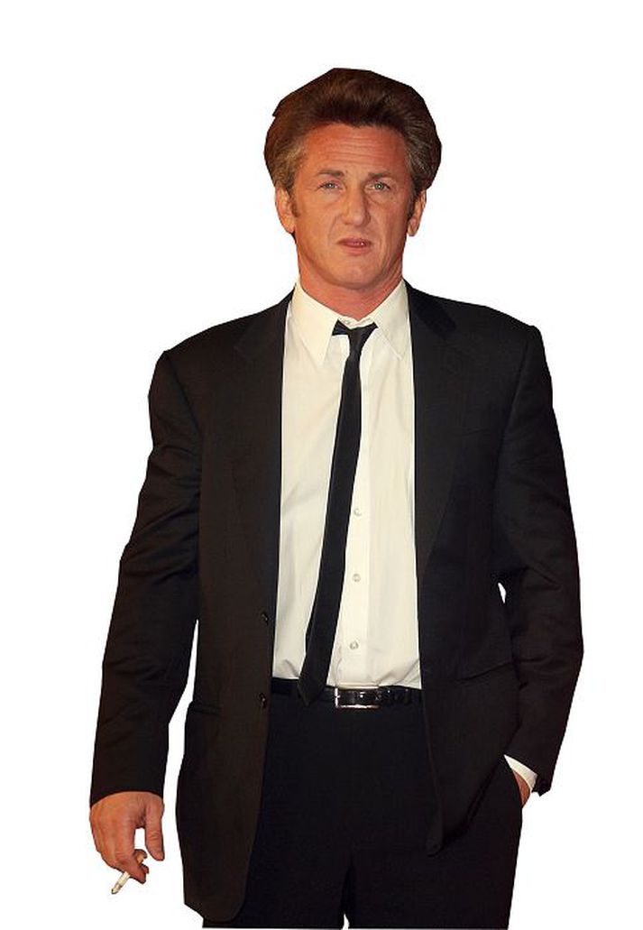 Sean Penn sást daðra við fjölda kvenna í Cannes.