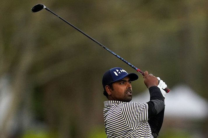 Indverska golfstjarnan Anirban Lahiri hefur naumt forskot á fjölda kylfinga.