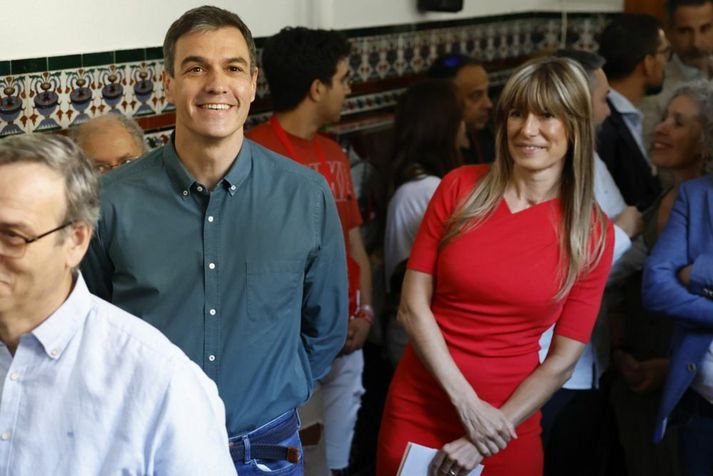Sánchez og Gómez á kjörstað í kosningunum í júlí í fyrra. Sósíalistaflokkur Sánchez myndaði minnihlutastjórn með öðrum vinstriflokki eftir margra mánaða þreifingar.