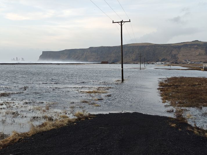 Sjór gekk yfir þjóðveginn.
