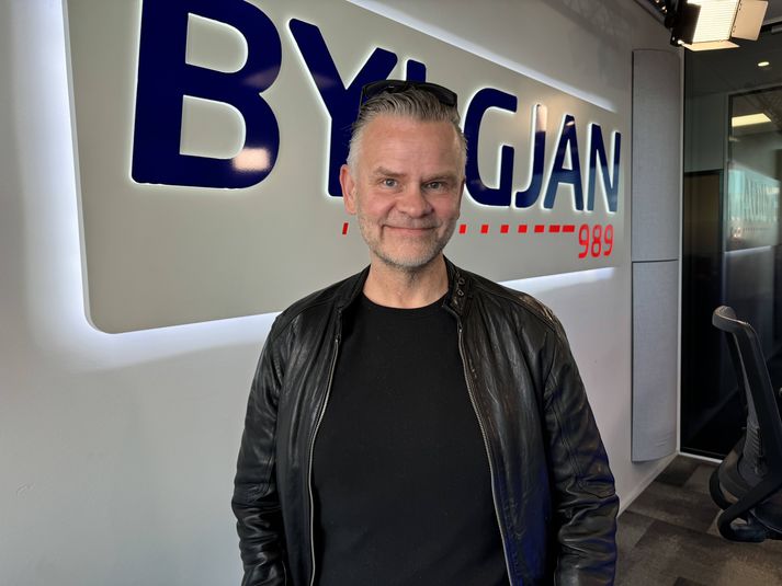 Guðjón Már Guðjónsson, oftast kenndur við Oz, talar um hvernig gervigreindin er orðin stór hluti af lífi hans bæði í leik og starfi. Faðir hans sem er nú á áttræðistaldri tali við hana daglega en einnig segist Guðjón nota gervigreindina til að hjálpa 5 ára syni sínum til að halda athygli, skerpa ímyndunaraflið og fræðast á skemmtilegan máta. 