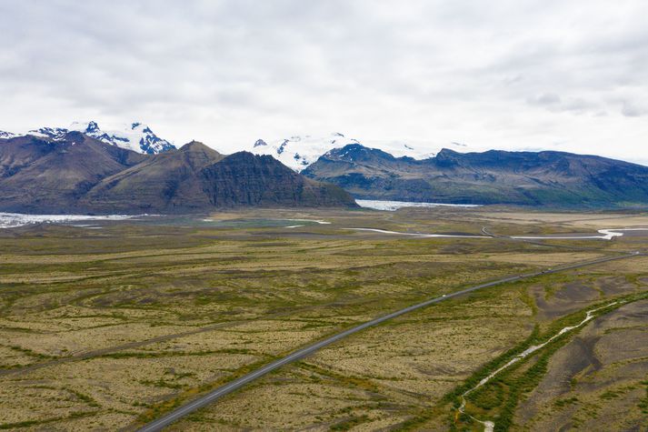 Slysið varð skammt frá afleggjarnum að þjóðgarðinum í Skaftafelli.