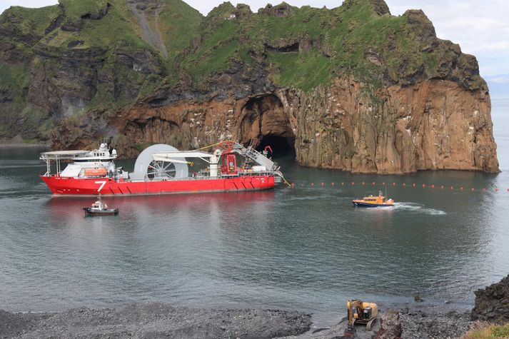 Lagningarskipið Subsea 7 í Vestmannaeyjahöfn.