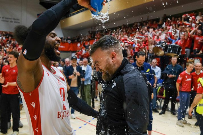 Antonio Monteiro baðar Finn Frey Stefánsson, þjálfara Vals.