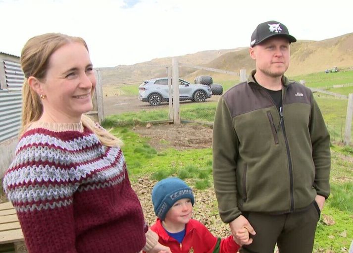 Bændurnir í Böðvarshólum, þau Ingveldur Ása Konráðsdóttir og Jón Ben Sigurðsson, ásamt yngsta barninu, syninum Sigurði Pétri.