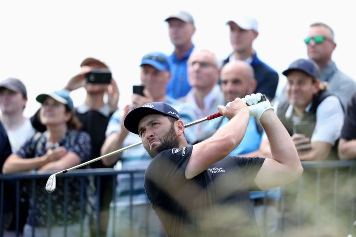 Jon Rahm æfir sig fyrir The Open fyrir framan áhorfendur sem munu mæta tugþúsundum saman til að sjá mótið um helgina.