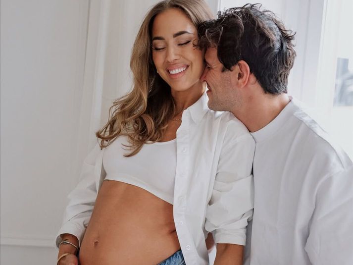 Sænska fyrirsæta Kenza og eiginmaður hennar Alex reyndu að eignast barn í mörg ár áður en frumburðinn Nikola kom í heiminn í júní 2019.