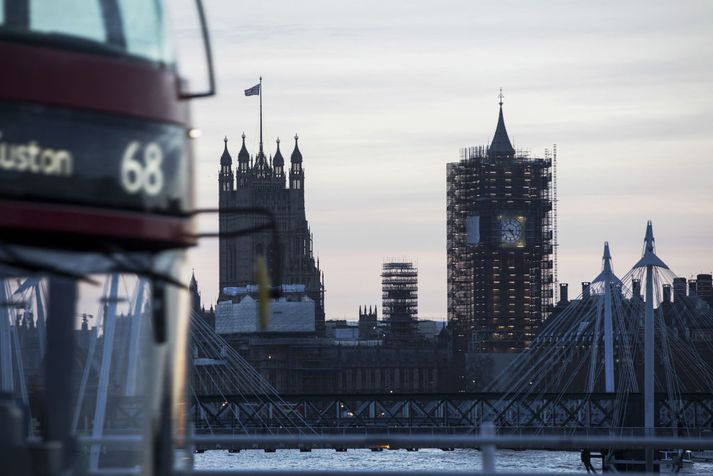 Elísarbetarturn,sem hýsir Big Ben, er þakinn stillönskum þessa dagana.