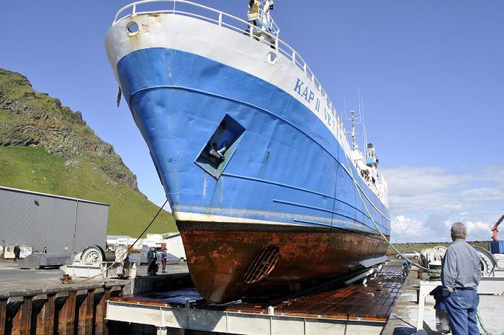 Tímamót urðu í Eyjum í gær þegar heimamenn gátu litið skipsbotn á þurru landi í fyrsta sinn frá því Gandí endastakkst í skipalyftunni árið 2006.
