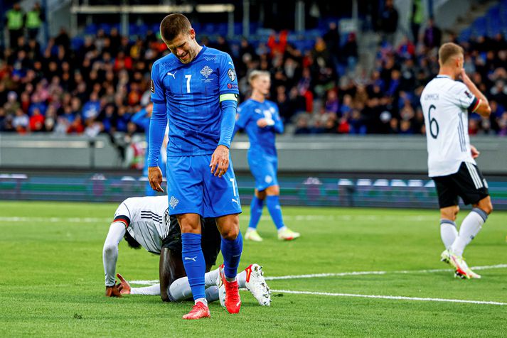 Jóhann Berg Guðmundsson bar fyrirliðabandið í síðasta landsleikjaglugga en verður ekki með gegn Armeníu á föstudag og Liechtenstein næsta mánudag.