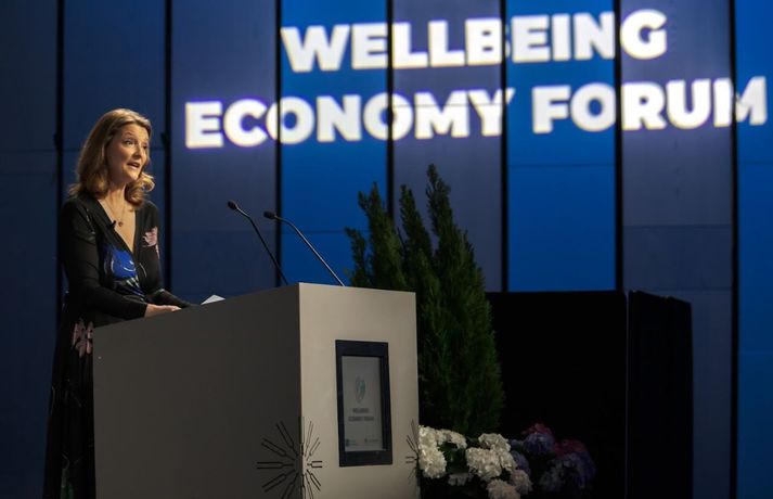 Dóra Guðrún Guðmundsdóttir, sviðsstjóri lýðheilsu hjá Embætti landlæknis og fundarstjóri Velsældarþingsins, flutti opnunarávarp og lagði áherslu á mikilvægi þess að mæla það sem raunverulega skiptir máli í samfélögum. 
