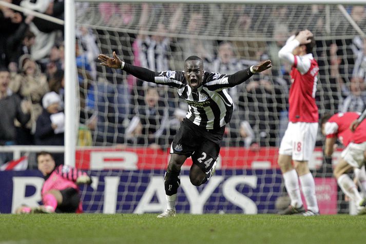 Cheick Tiote fagnar marki sínu á móti Arsenal árið 2011.