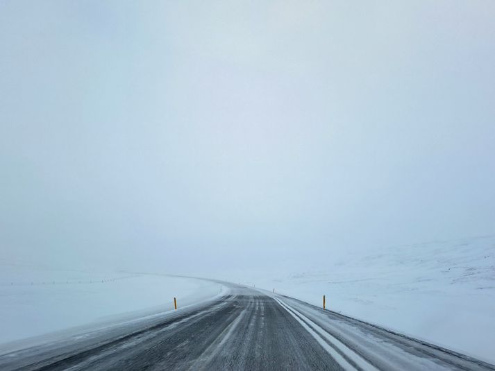 Lögregla hvetur vegfarendur til að fylgjast með á vef Vegagerðarinnar. 