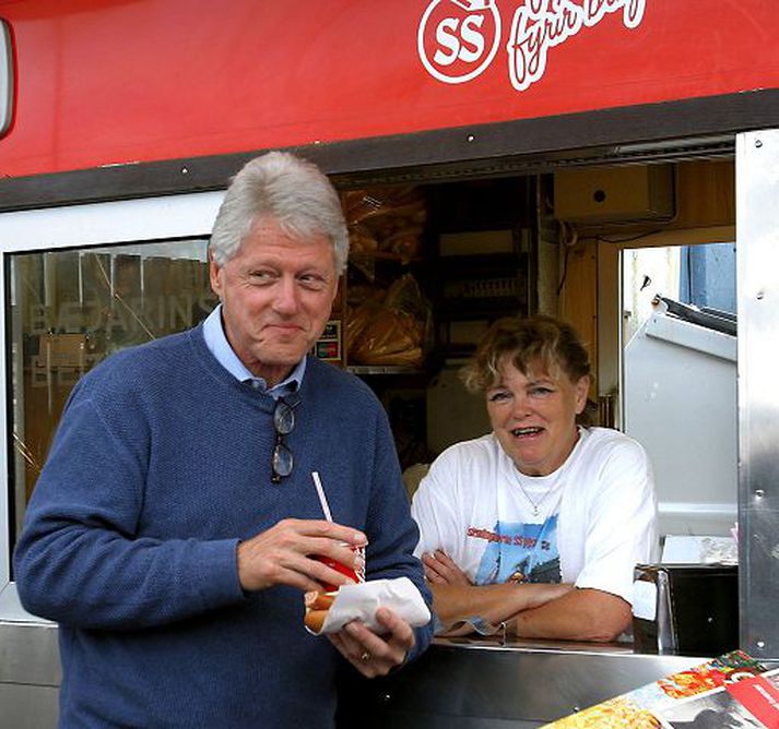 Bill Clinton Fyrrum forseti Bandaríkjanna jók hróður pulsuvagnsins til muna þegar allur heimurinn fylgdist með honum gæða sér á Bæjarins bestu pulsu sem stendur svo sannarlega undir nafni.   