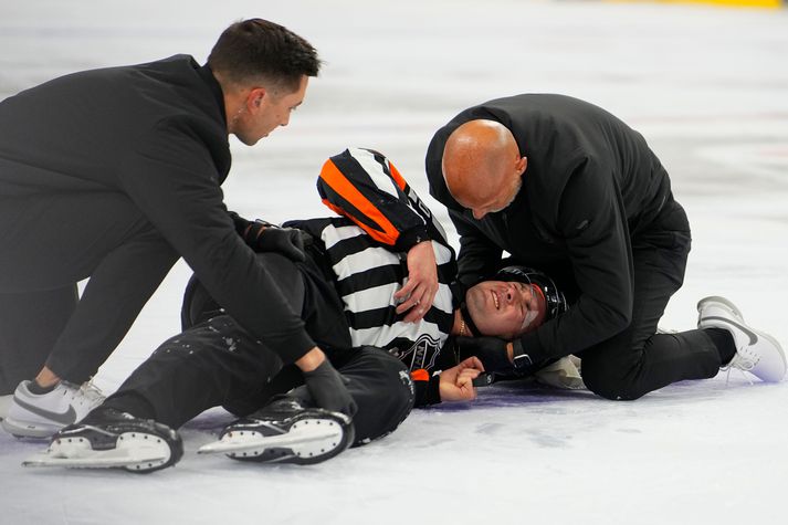 Mitch Dunning lá sárþjáður á eftir á ísnum í leik Colorado Avalanche og Philadelphia Flyers.