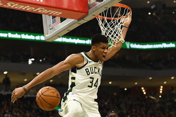 Giannis Antetokounmpo var í stuði gegn meisturum Toronto Raptors.