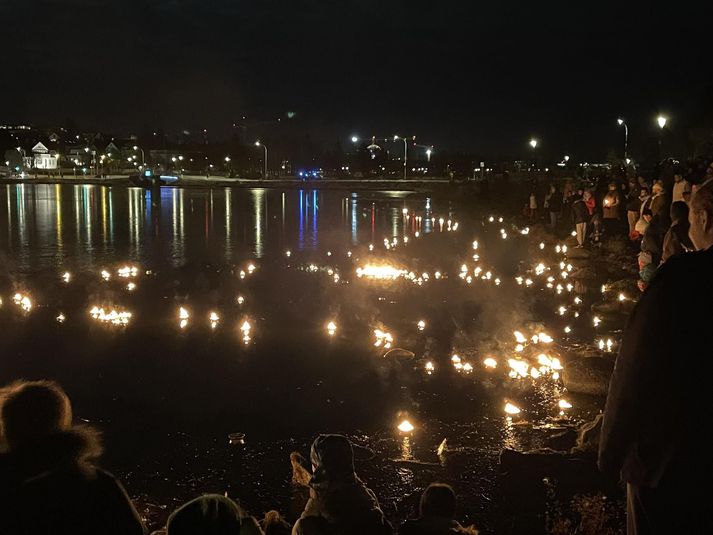 Nöfn látinna barna voru lesin upp.