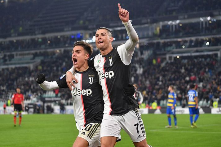 Paulo Dybala og Cristiano Ronaldo fagna saman einu af mörkum á þessu tímabili. Cristiano Ronaldo passar sig örugglega á því að koma ekki nálægt Dybala á næstunni.