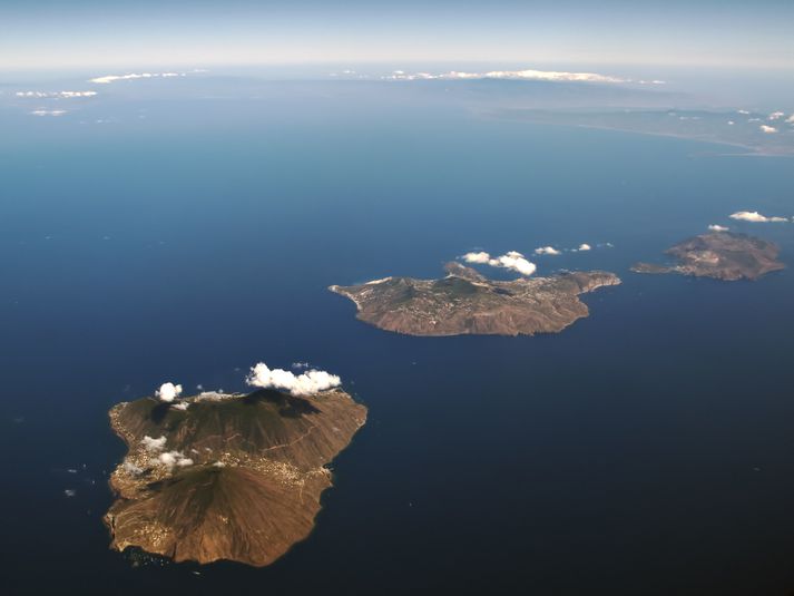 Mynd af eólísku eyjunum Salina, Lipari og Vulcano, norður af Sikiley á Ítalíu.
