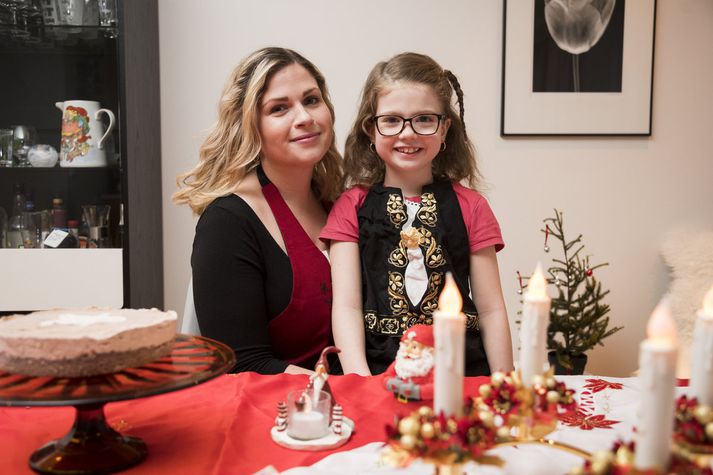 Dóttir Hafdísar, Emma Sigrún, átti hugmyndina að piparkökuostakökunni sem er sykurlaus. MYNDIR/EYÞÓR