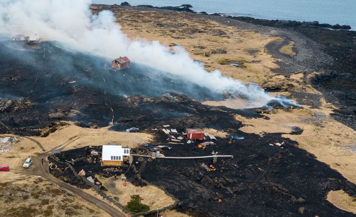 Bæði gömul og nýleg hús eru í námunda við sinueldinn.