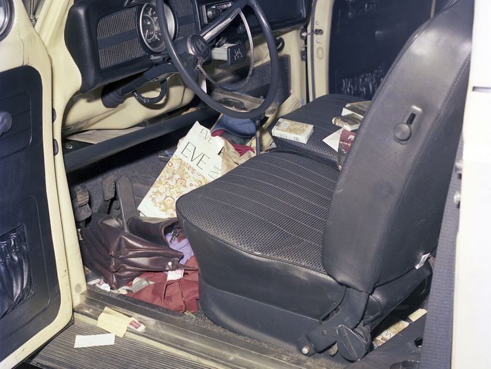 Þessi mynd var tekin af rannsóknarlögreglumönnum árið 1977 og sýnir inn í bíl Jeanette Ralston, eftir að hún fannst látin í bílnum. Þarna má sjá karton af Eve sígarettum en fingrafar á því leiddi til þess að maður var fyrr í þessum mánuði handtekinn fyrir morðið.