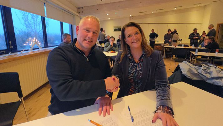 Páll Marvin Jónsson, sem stýrir Ölfus Cluster verkefninu og við heyrðum líka í Ástu Kristínu Sigurjónsdóttur, framkvæmdastjóri Íslenska ferðaklasans, sem skrifuðu undir samstarfssamning á fundinum í Þorlákshöfn.