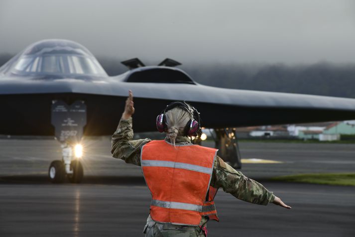 B-2 Spirit-sprengjuþota að leggja upp í flug frá Lajes-herflugvellinum á Azoreyjum í fyrradag. 