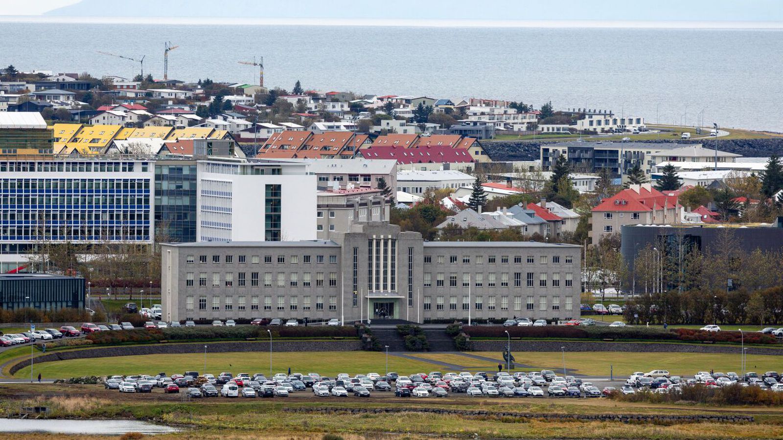 Alþjóð­legir nem­endur áhyggju­fullir vegna tafa á af­greiðslu dvalar­leyfa