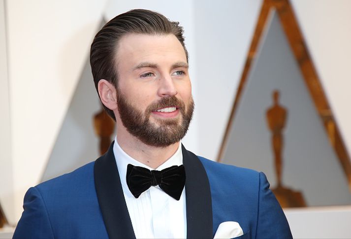 Hundur leikarans Chris Evans þykir ekki leiðinlegt að syngja.