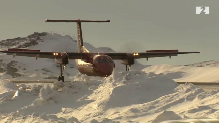 Flugvélar Air Greenland af gerðinni DASH 8-Q200 eru notaðar í flugið. Myndin er frá flugvellinum í Nuuk.