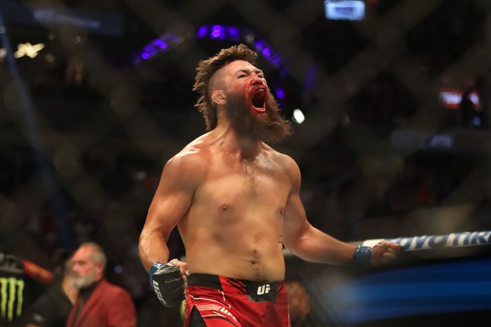 Bryan Barberena fagnar sigri á Robbie Lawlor í júlí á síðasta ári. 