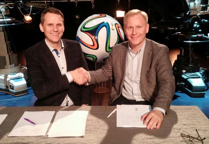 Magnús Geir Þórðarson og Ari Edwald handsala samninginn í dag.