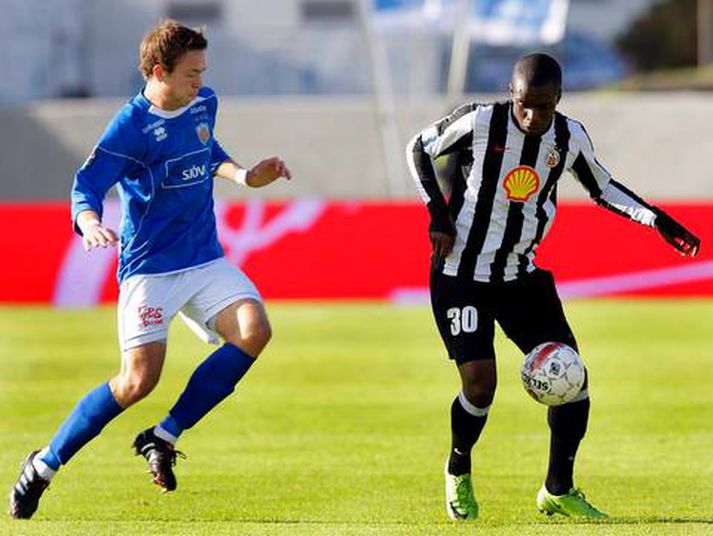 Jón Guðni Fjóluson í baráttunni við Jordao Diogo.