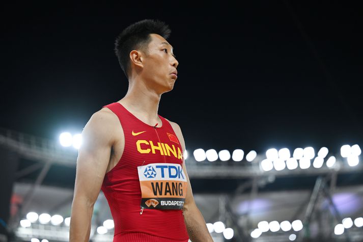 Öryggismyndavélar koma sér stundum vel eins og sannaðist í máli kínverska heimsmeistarans í langstökki, Jianan Wang.