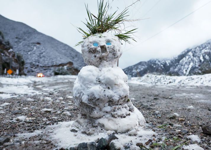 Þessi litli snjókarl er einn sá fyrsti í sýslunni í mörg ár. 