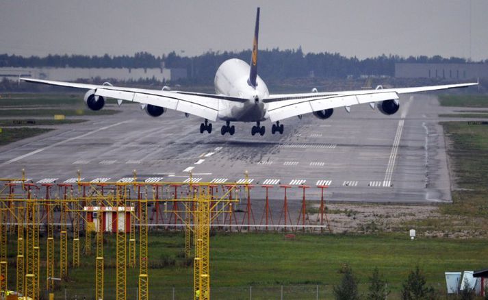 Airbus A380 er tilkomumikil á velli.
