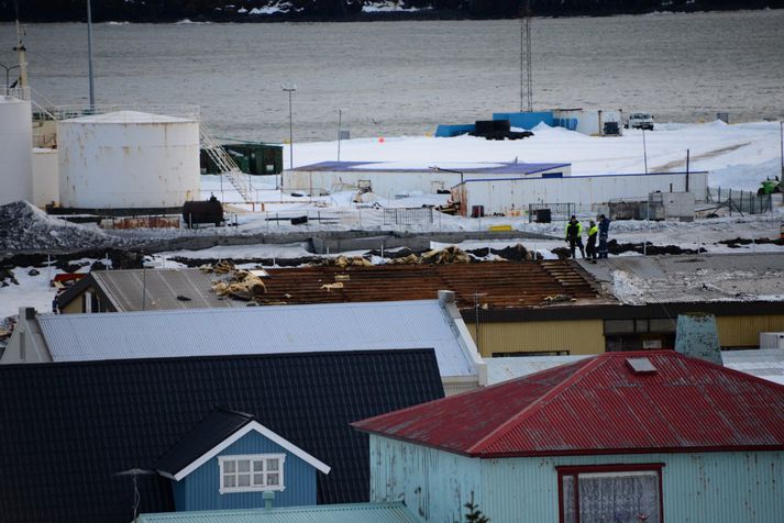 Vinnumenn voru við það að laga þakð á Bás í morgun.