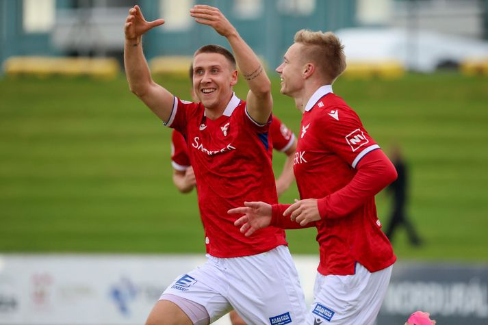 Bjarni Mark krýnir hér Patrick Pedersen