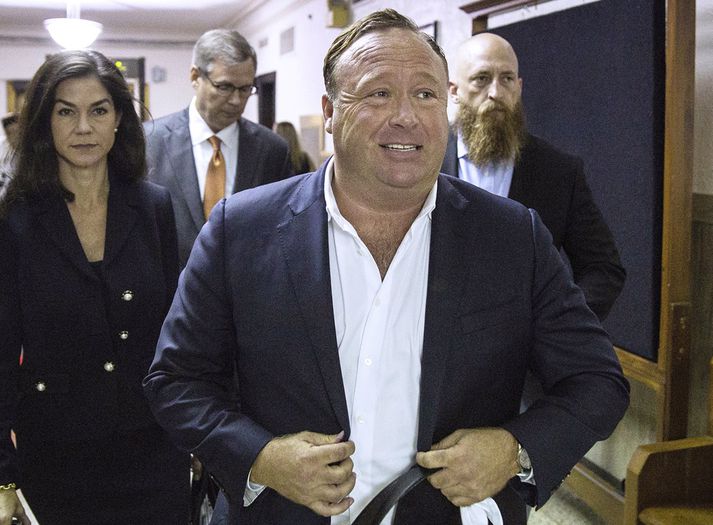 Alex Jones hefur dreift lygum um hörmungar eins og Sandy Hook-fjöldamorðin og hryðjuverkin í New York 11. september árið 2001.