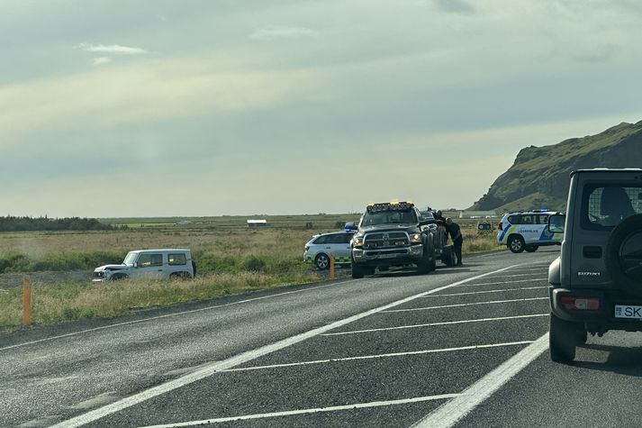 Bílarnir virðast hafa hafnað utan vegar.