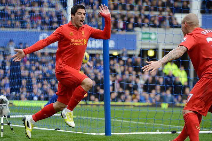Luis Suarez fagnar hér einu af mörkum sínum fyrir Liverpool en þetta kom í leik á móti Everton.