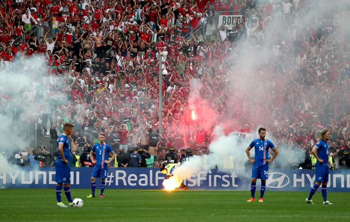 Íslensku strákarnir í reykmekkinum á Stade Vélodrome í gær.