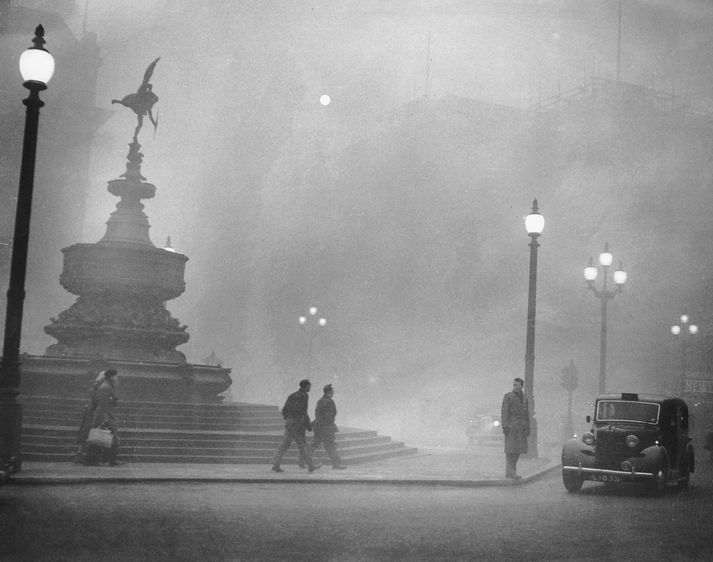 Þétt þoka við Piccadilly Circus 6. desember 1952.