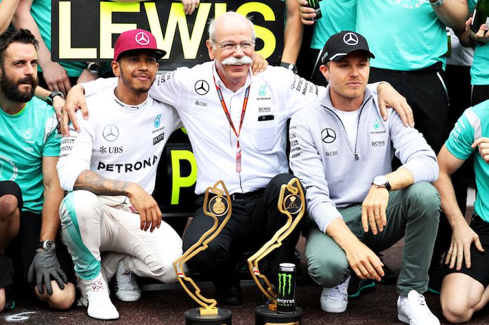 Lewis Hamilton, Dieter Zetsche og Nico Rosberg eftir kappaksturinn í Mónakó.