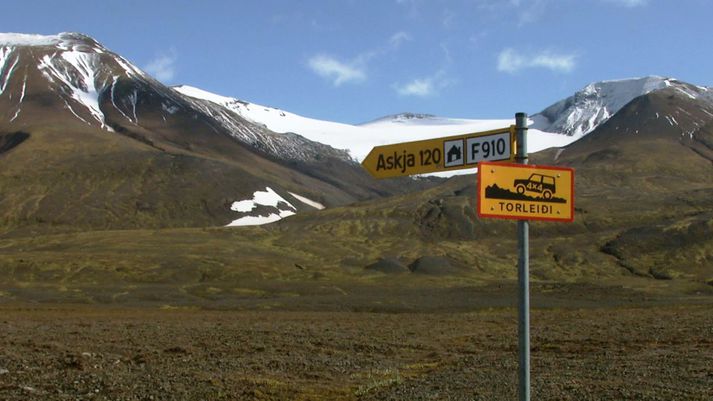 Gatnamót Sprengisandsleiðar og Dyngjufjallaleiðar eru við Tómasarhaga. Tungnafellsjökull sést fjær. Þar er enn lokað fyrir umferð um veg F910 í átt til Öskju.